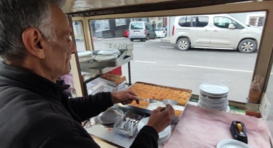 40 yıldır aynı yerde seyyar tezgah açıyor