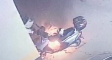 5 motosiklet'in yandığı anlar kameraya yansıdı