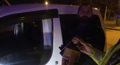 Alkollü arkadaşına ceza yağdı, o ise mini konser verdi