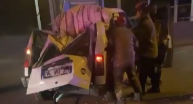 Bariyerlere çarpan ticari araç takla attı: 1'i ağır 2 yaralı