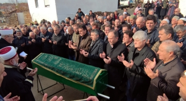 Başkan Dündar babasını toprağa verdi