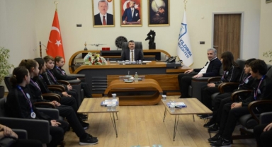 Başkan Yılmaz şampiyonları ağırladı