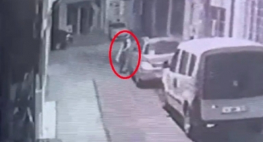 Bıçakla araçların lastiklerini patlattığı anlar kamerada