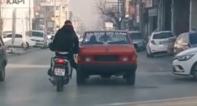 Bozulan otomobili motosiklet ile itti