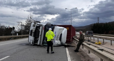 Bursa'da devrilen tırın sürücüsü yaralandı