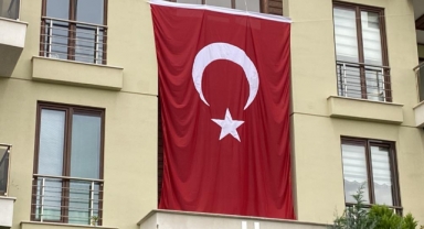 Bursa'lı şehidin evine Türk Bayrağı asıldı