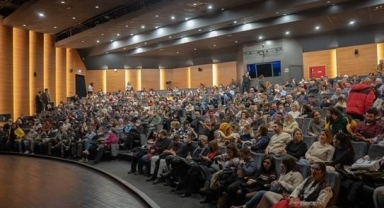 Büyükşehir tiyatrosu, İzmir’e misafir oldu