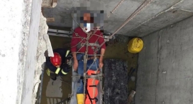 Çukura düşen vatandaşı itfaiye kurtardı