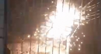 Elektrik direği bomba gibi patladı