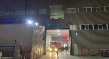 Fabrikanın bacası alev aldı, faciadan dönüldü