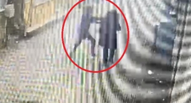 Genç kadını gasp etme anı kameraya yansıdı
