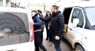 Girdiği minibüste mahsur kalan hırsızı polis kurtardı