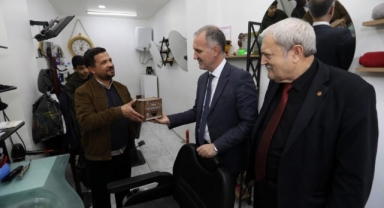 İnegöl Belediyesi'den berberlere atık jilet kutusu