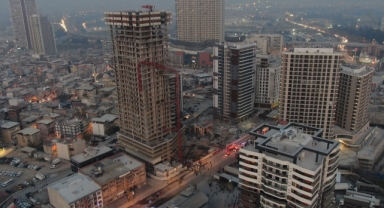 İzmir'de inşaatın kule vinci devrildi: 5 ölü, 2 yaralı