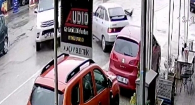 Kamyonet ile otomobilin çarpıştığı kaza kamerada