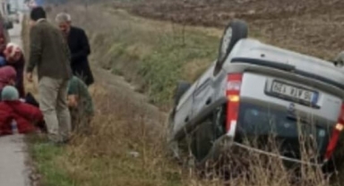 Kanala düşen otomobilden sağ çıktılar