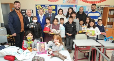 Kırsaldaki çocukların yüzü oyuncakla güldü
