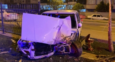 Kontrolden çıkan otomobil orta refüje çıktı: 1 yaralı