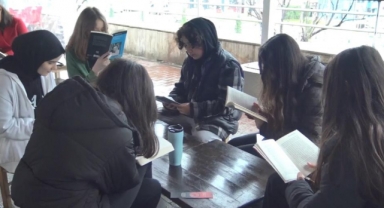 Liseli gençler metroda kitap okuyarak farkındalık oluşturuyor