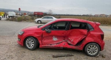 Minibüs ile otomobil çarpıştı, 1 kişi yaralandı