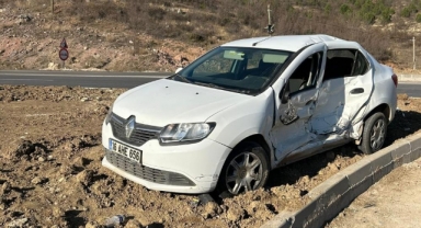 Minibüs otomobile çarptı; 1 yaralı