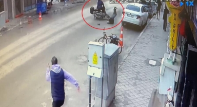 Motosiklet yaşlı adama çarptı, o anlar kamerada
