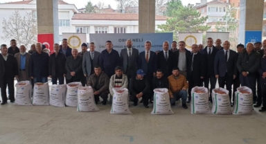 Orhaneli’de çiftçiye 6 ton arpa ve buğday dağıtıldı