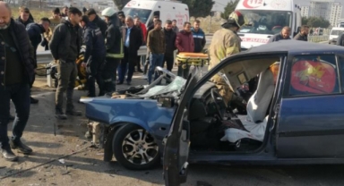 Otomobil, kamyonete çarptı: 3 yaralı