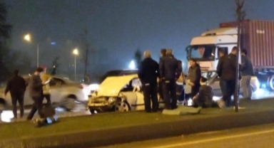 Otomobil tıra çarptı: 3 yaralı