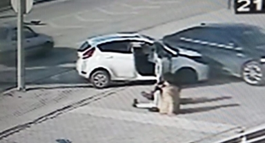 Otomobilin park halindeki araca çarptığı anlar kamerada