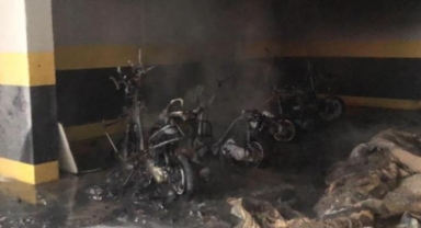 Park halindeki motosikletler alevlere teslim oldu