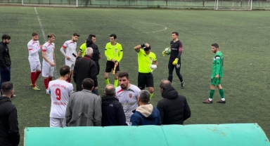 Sakatlanan hakem elinde bandajla maçı yönetti
