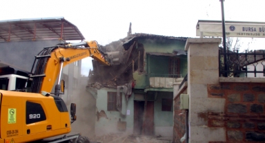 Tehlike Saçan Metruk Binalar Yıkılıyor