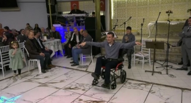 Tekerlekli sandalyede zeybek oynadı, izleyenler hayran kaldı