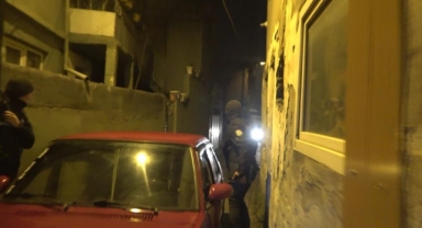Trafik polisinden kaçarken gece bekçilerine yakalandı