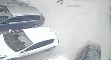 Virajı alamayan sürücü, park halindeki otomobile çarptı
