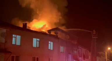 3 katlı apartmanın çatısı alev alev yandı