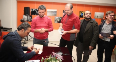 Ali İpek: “Herkes hikayeler taşır”