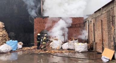 Apartmanın altında bulunan kereste deposu alev alev yandı