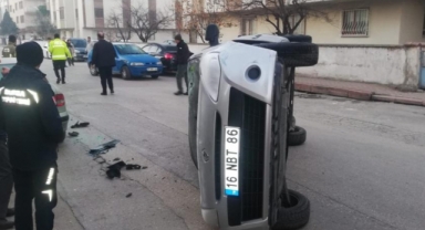 Araçlara çarparak devrildi: 2 yaralı