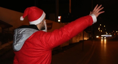 Bu Noel Baba bacada değil anayolda geziyor