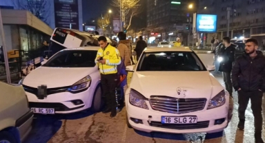 Bursa’da hafif ticarî araç yan yattı