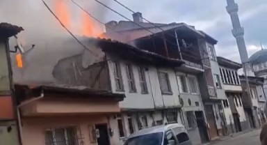 Bursa'da tarihi ev alev alev yandı