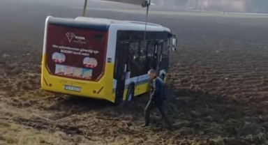 Çalıştırmak istediği otobüsle tarlaya uçtu