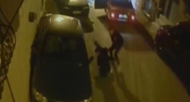 Camdan atlayıp otomobilini hırsızın elinden kurtardı