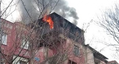 Çatı katı alevlere teslim oldu