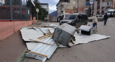 Çatılar uçtu, insanlar yürümekte güçlük çekti
