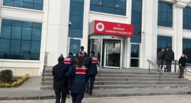Ev sahibi hastanede yatınca evdeki altınlarını çaldılar