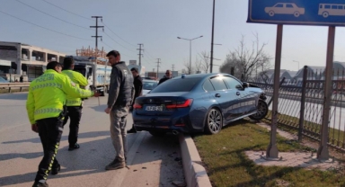 Fenalaşan sürücü ağaca çarptı