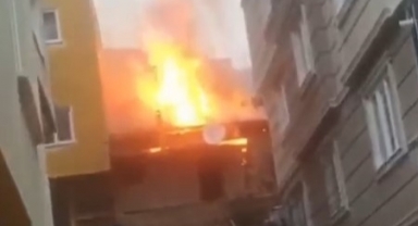 Gemlik'te eski bina alev alev yandı